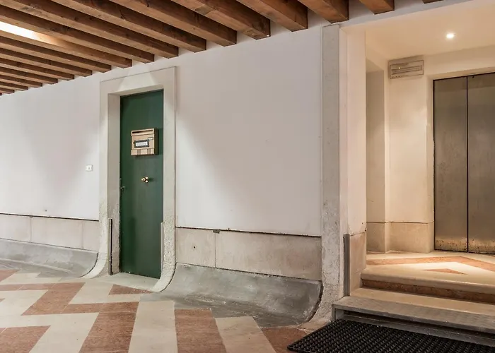 Fenice Double Canal View By Lionhost Венеция