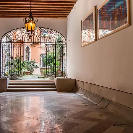 Fenice Double Canal View By Lionhost * 威尼斯