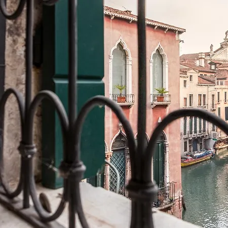 Fenice Double Canal View By Lionhost * Benátky